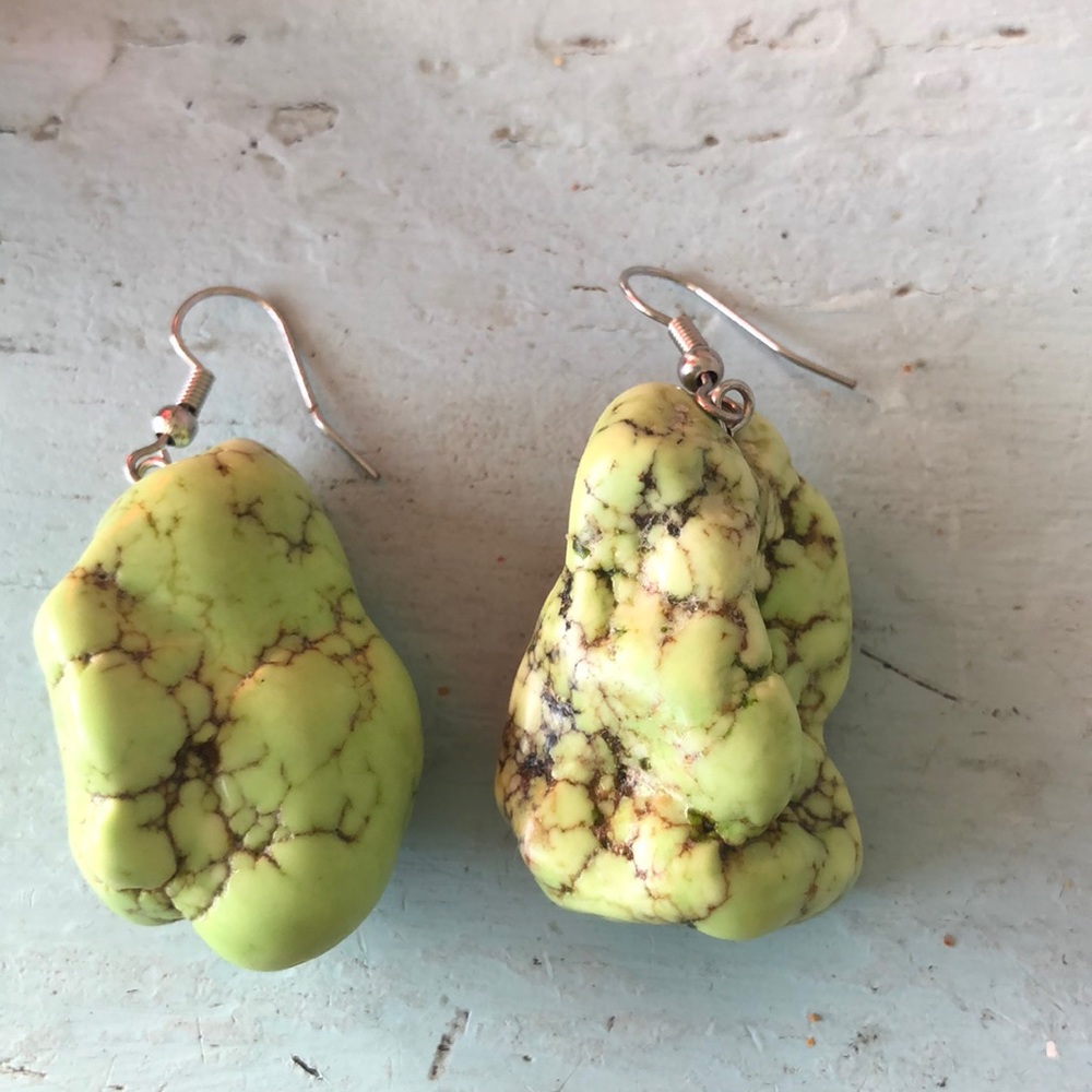 Howlite tumble apple green earrings